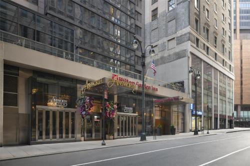 an empty street in front of a building at Hilton Garden Inn New York/Midtown Park Avenue in New York