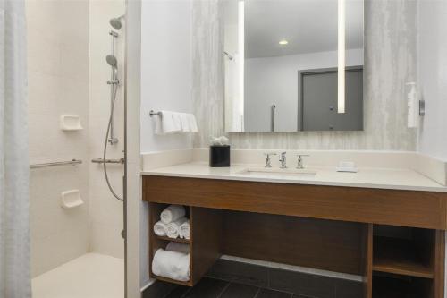a bathroom with a sink and a mirror at Hilton Garden Inn New York/Midtown Park Avenue in New York