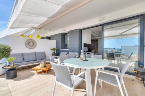 One 80 within walking distance to the sea