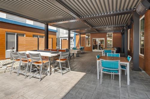an outdoor patio with a table and chairs at Hampton Inn & Suites Seattle North/Lynnwood in Lynnwood