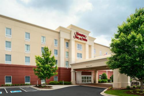 an image of a hotel building at Hampton Inn & Suites Knoxville-Turkey Creek Farragut in Knoxville