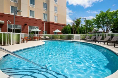 a swimming pool in front of a building at Hampton Inn & Suites Knoxville-Turkey Creek Farragut in Knoxville