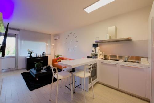 a kitchen with a table and chairs in a room at Bilocale Luxury fronte Ospedale in Udine