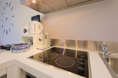 a kitchen with a stove top oven in a kitchen at Bilocale Luxury fronte Ospedale in Udine