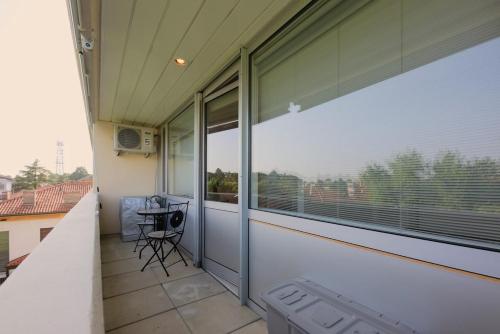 a balcony with a table and a window at Bilocale Luxury fronte Ospedale in Udine