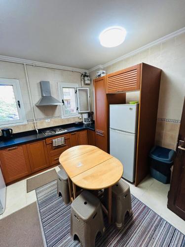 Η κουζίνα ή μικρή κουζίνα στο Luxury Inn 3BR Amazing Garden view in Madinaty B1