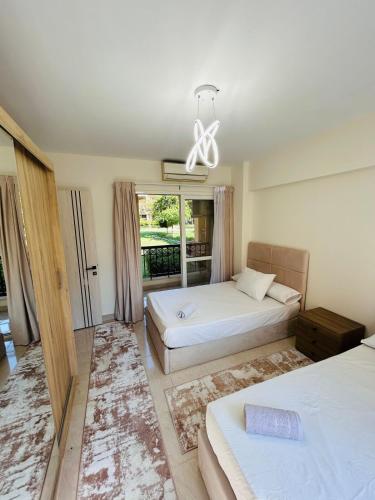 Ένα ή περισσότερα κρεβάτια σε δωμάτιο στο Luxury Inn 3BR Amazing Garden view in Madinaty B1