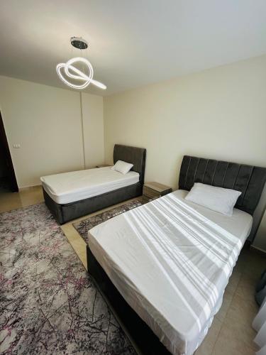 Ένα ή περισσότερα κρεβάτια σε δωμάτιο στο Luxury Inn 3BR Amazing Garden view in Madinaty B1