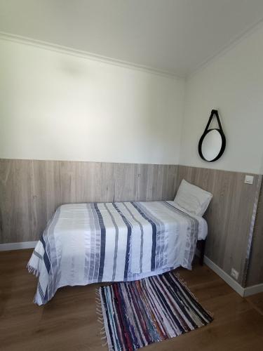 une chambre avec un lit et un miroir au mur dans l'établissement AcG, à Villeneuve-Saint-Georges