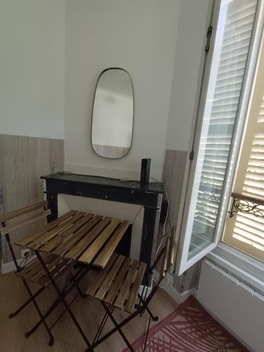 - une coiffeuse et une chaise dans une chambre avec un miroir dans l'établissement AcG, à Villeneuve-Saint-Georges