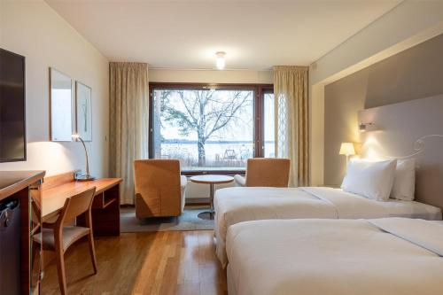 Postel nebo postele na pokoji v ubytování Hilton Helsinki Kalastajatorppa