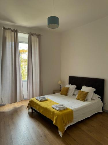 une chambre avec un grand lit avec une couverture jaune dans l'établissement côté théâtre, à Bastia