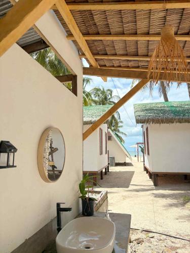 Tatak Balabac Beach Campにあるパティオまたは屋外エリア