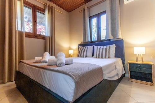 Postel nebo postele na pokoji v ubytování Kipos Issos Corfu