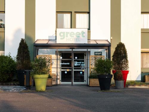 a front door of a hotel with a sign that reads guest hotel at greet Chartres Est in Chartres