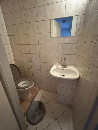 une salle de bain avec toilettes, lavabo et miroir dans l'établissement Cozy apartment 4 personnes, à Marseille