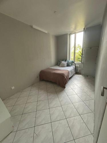 une chambre avec un lit et une grande fenêtre dans l'établissement Cozy apartment 4 personnes, à Marseille