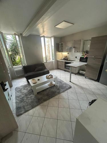 un salon avec un canapé et une table dans l'établissement Cozy apartment 4 personnes, à Marseille