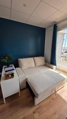 un salon avec un lit et une table dans l'établissement Appartement vue mer - Narbonne Plage 4CL6, à Narbonne-Plage