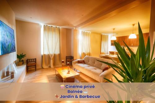 Escapade en famille en appartement - Ciné privé, balnéo et jardin