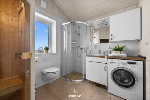 a bathroom with a washing machine and a toilet at Ferienhaus Harter Brocken - Sankt Andreasberg im Harz in Sankt Andreasberg