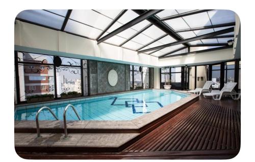 a large swimming pool in a building at Lê premier in São Paulo