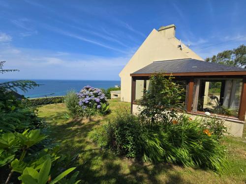ein kleines Haus mit Meerblick in der Unterkunft Évasion bretonne au bord de l'eau in Plouguerneau