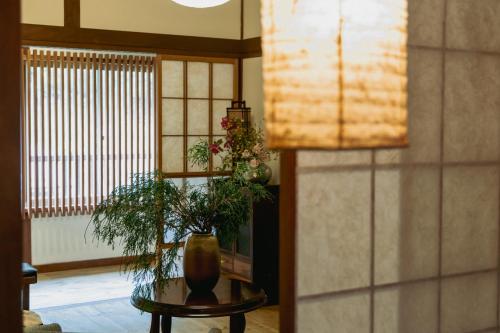 a living room with a table and a lamp at LA TERRA narai in Shiojiri