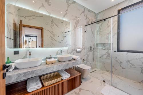 Koupelna v ubytování Sumptuous Villa, Heated Pool, 15minutes to City Center, Daily Housekeeping, Private Cook and Chauffeur, Games