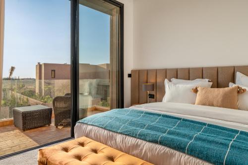 Postel nebo postele na pokoji v ubytování Sumptuous Villa, Heated Pool, 15minutes to City Center, Daily Housekeeping, Private Cook and Chauffeur, Games