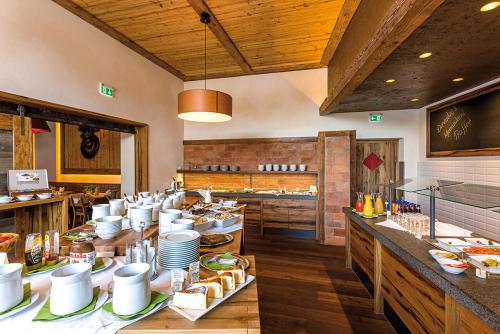 a restaurant with a buffet line with plates and food at Hotel Hirsch in Neu Ulm