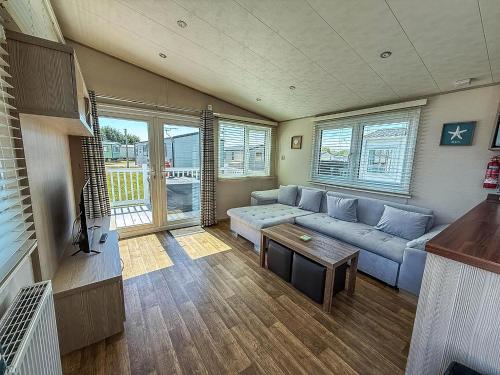 Posezení v ubytování Homely 6 Berth Caravan With Full Decking At Kessingland Beach Ref 90046Bc