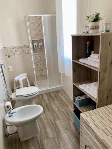 a bathroom with a toilet and a shower at Casa Vacanze Lorenz in Marsala