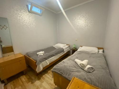 メスティアにあるApartment in Mestiaのベッド2台と窓のある寝室