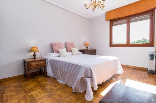 Ένα ή περισσότερα κρεβάτια σε δωμάτιο στο Encantadora casa con jardín cerca de Santillana del Mar