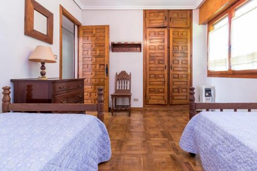 Postel nebo postele na pokoji v ubytování Encantadora casa con jardín cerca de Santillana del Mar