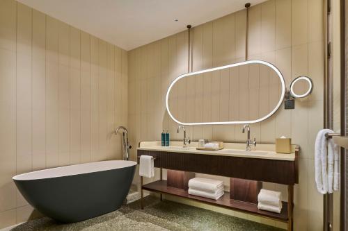 Doubletree By Hilton Shenzhen Bayにあるバスルーム