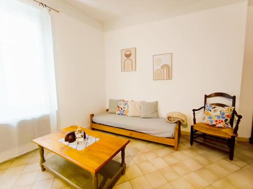 une chambre avec un lit, une table et une chaise dans l'établissement Appartement Centre Ancien, à Manosque