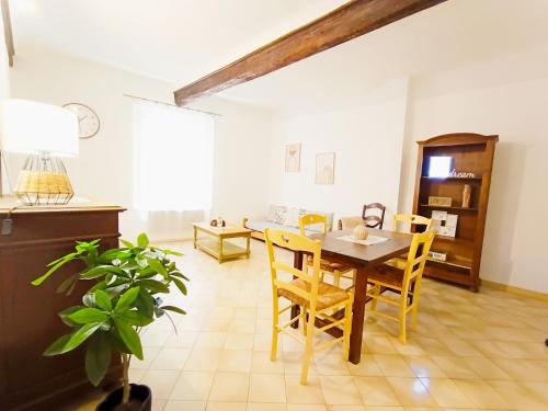 une salle à manger avec une table et des chaises dans l'établissement Appartement Centre Ancien, à Manosque