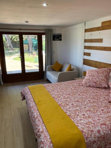 une chambre avec un lit et un canapé dans l'établissement The Studio at Gites 474, à Sallèles-dʼAude