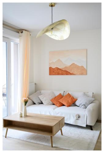 un salon avec un canapé et une table basse dans l'établissement Paisible 3 pièces, proche de Paris avec parking, à Romainville