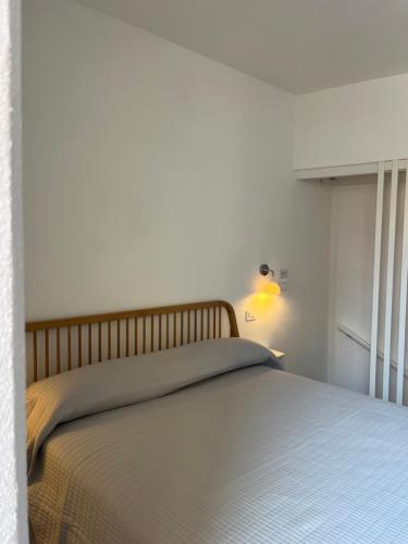 a bed in a white room with a bed sidx sidx sidx at Nicolina 5 Il Cappero in Vernazza