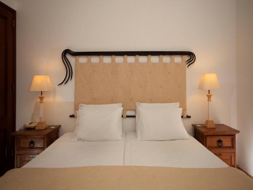PiasにあるBetica Hotel Ruralのベッドルーム1室(大型ベッド1台、ランプ2つ付)
