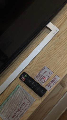 a remote control sitting on top of a table at 鹿厝老街民宿 in Lugang