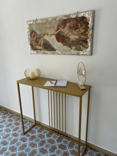 a table in a room with a painting on the wall at Le magnolie in San Salvo