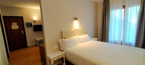 Ένα ή περισσότερα κρεβάτια σε δωμάτιο στο Edelweiss Hotel