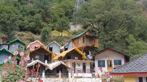 クルにあるJalpa Camps Kasolの山間集団