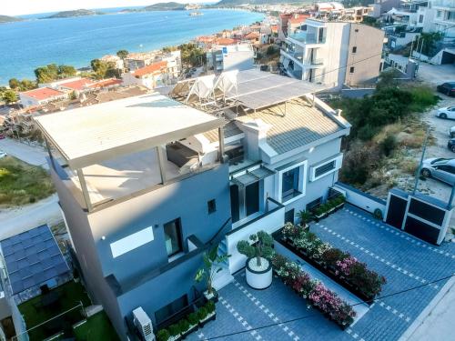 Golden Oasis Apartments