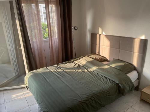 - un lit dans une chambre avec fenêtre dans l'établissement Sun and Sand, à Antibes
