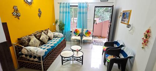 a living room with a couch and chairs at Kanakdhara Homestay in Ujjain